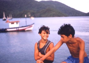 IlhaGrande2boysNboatFcropWeb.jpg (22962 bytes)