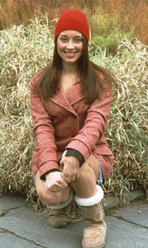 JillianKneelFrontOfBigGrassTuft72.jpg (26045 bytes)